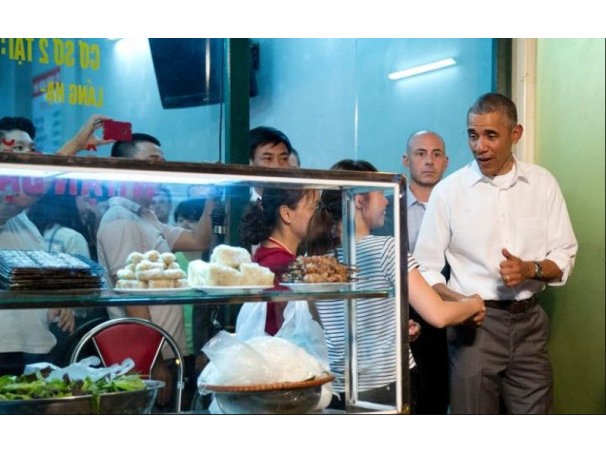 Đặt vé máy bay khuyến mãi đi Hà Nội thưởng thức bún chả Obama
